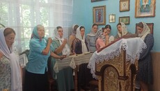 Στα Σταυτσάνια, η κοινότητα της Ουκρανικής Ορθόδοξης Εκκλησίας (ΟΠΕ) μετά την κατάληψη του ναού προσεύχεται στο σπίτι.