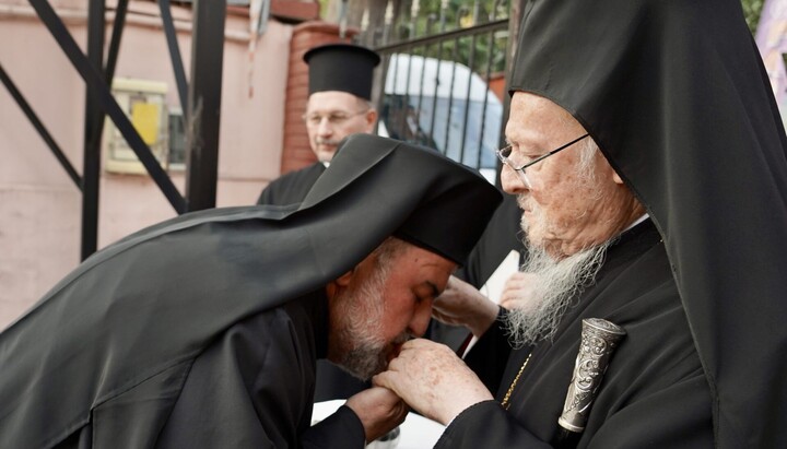 Archbishop Nektarios of Anthidona kisses the hand of Patriarch Bartholomew. Photo: Facebook of the Ecumenical Patriarchate