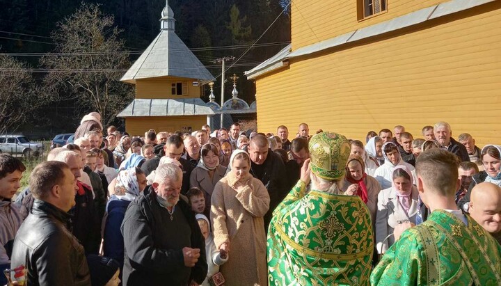 Прихід УПЦ в селі Усть-Путила. Фото: Фейсбук вірян Чернівецької єпархії