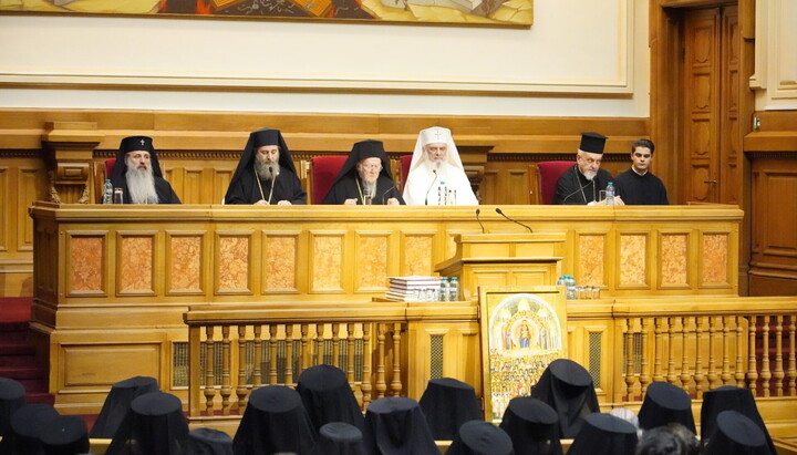 Η ομιλία του Πατριάρχη Βαρθολομαίου στη στην Ιερά Σύνοδο της Εκκλησίας της Ρουμανίας. Φωτογραφία: Νίκος Παπαχρήστου