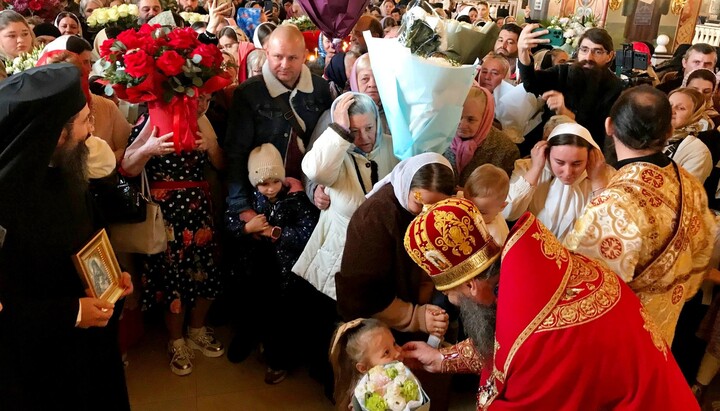 Вітання митрополита Лонгина. Фото: Фейсбук-група "Вірні Чернівецько-Буковинської єпархії УПЦ"