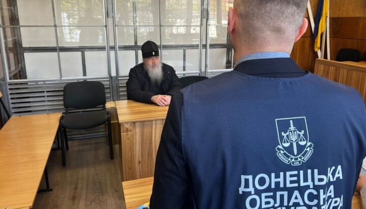 Митрополиту Арсенію повідомляють про підозру. Фото: сайт Генпрокуратури