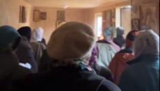 У Новосілках гнаний прихід УПЦ почав молитися в будівельному вагончику