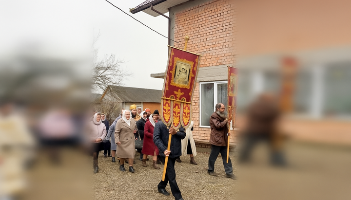 After the Divine Liturgy, a procession took place around the house church. Photo: UOJ