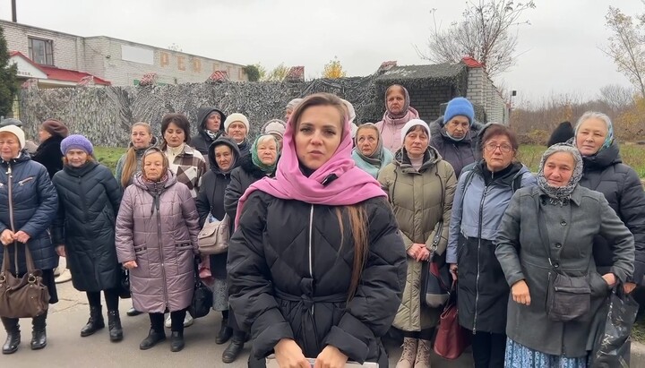 Прихожани УПЦ під стінами ТЦК. Фото: «Перший козацький»