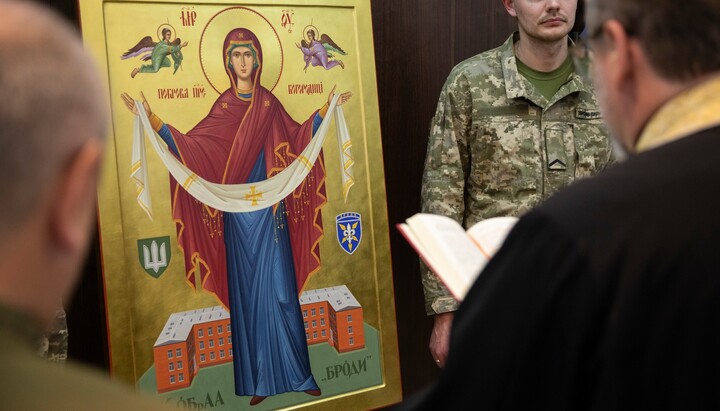 Shevchuk consecrating the icon of the Mother of God. Photo: Shevchuk's Facebook