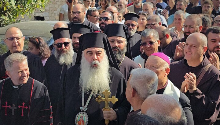 Архиерей Антиохийской Церкви и жители Аль-Гассании во время празднования возвращения. Фото: SANA