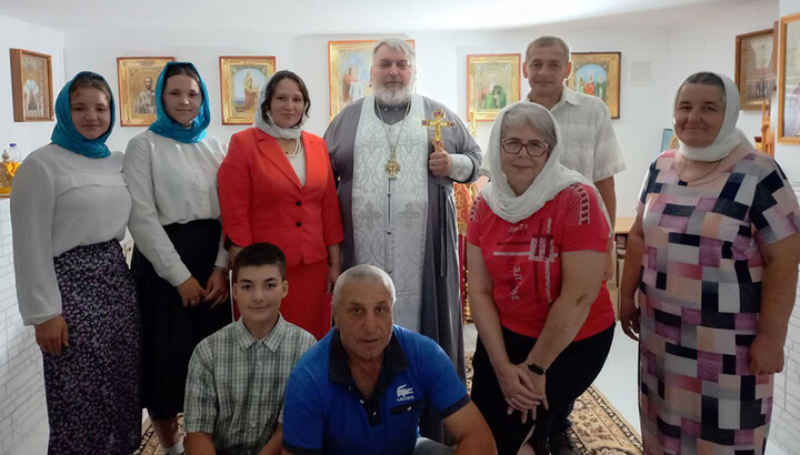Archpriest Vladimir Shutov with the community. Photo: Gorlovka Diocese