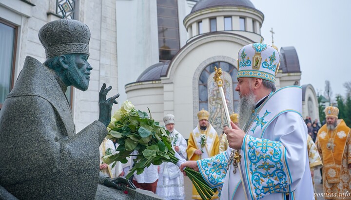 Думенко біля пам'ятника митрополиту Володимиру в Києві. Фото: ПЦУ