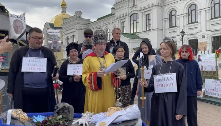 Агітуючий за ПЦУ маг Веліар з активістами проводить "відспівування" УПЦ. Фото: СПЖ