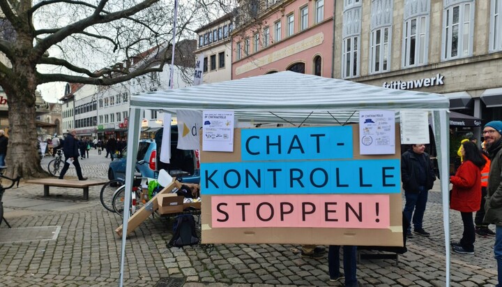 Учасники кампанії Anti-Chat Control на Європейському дні захисту даних 2023 року на Кольмаркті в Брауншвейзі. Фото: european conservative