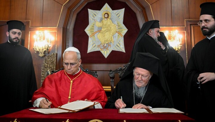 Константинопольский Патриарх Варфоломей и папа Лев XIV подписывают декларацию. Фото: vaticannews