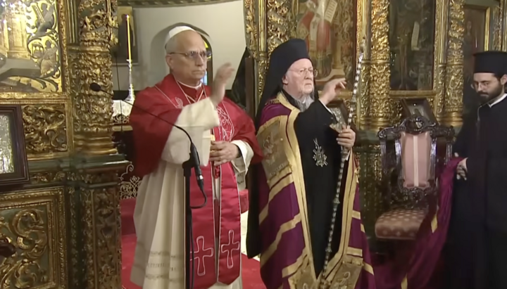 The Pontiff and Patriarch Bartholomew bless the flock. Photo: Vatican News