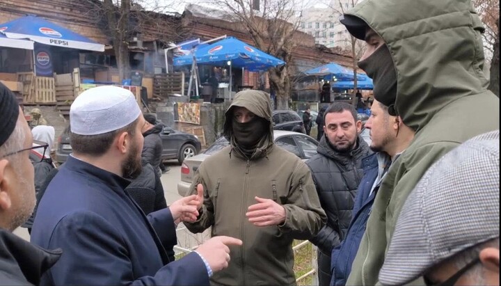 СБУ біля мечеті. Фото: ФБ-сторінка муфтія Сулейманова