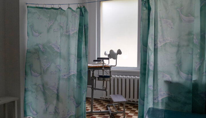 Пустая родильная палата в больнице в Ровенской области. Фото: Reuters