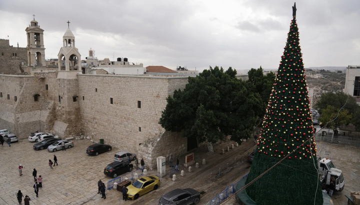 Workers setteing up a Christmas tree in the square near the Church of the Nativity in Bethlehem, November 25, 2025. Photo: AP Photo/Mahmoud Illean