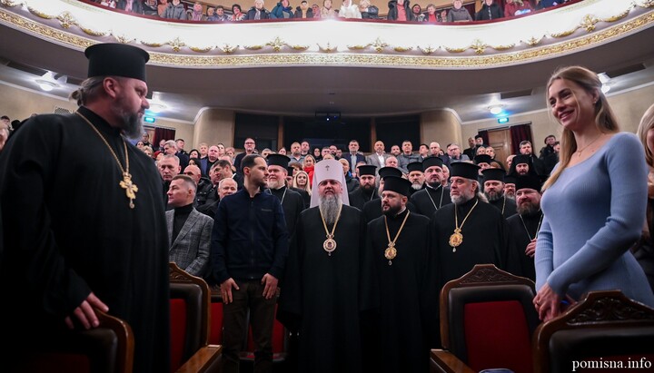 Εορτασμοί στο θέατρο του Ρόβνο. Φωτογραφία: ΠЦУ