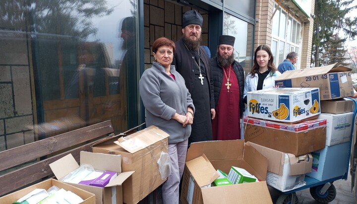 UOC priests and staff of the Khmelnytskyi Regional Hospital. Photo: Facebook of the Vinkivtsi Deanery