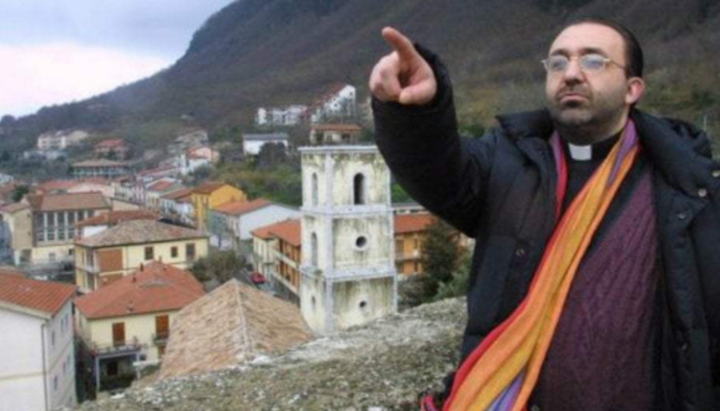 Στην Ιταλία, ένας ιερέας της ΡΚΕ πρότεινε να δημιουργηθεί μια φάτνη με «κορίτσι-Ιησού»