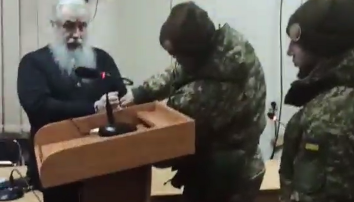Митрополит Арсеній в наручниках у суді. Фото: скріншот відео тг-канал Святогірської лаври
