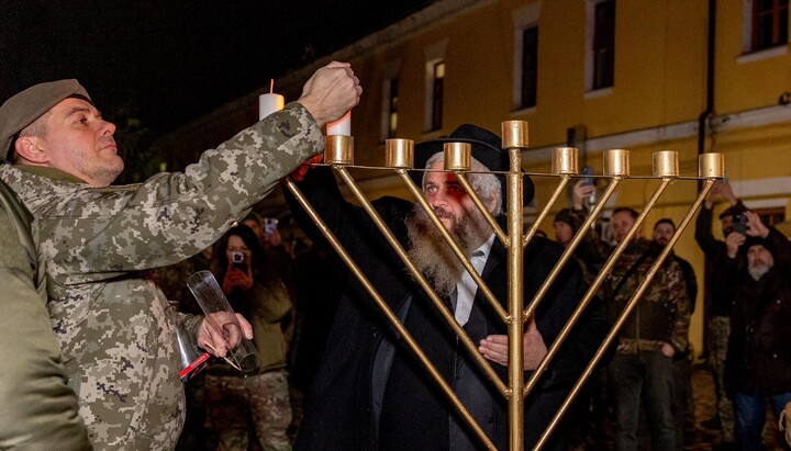 OCU “priest” Oleh Sknar lights a Jewish menorah together with a rabbi. Photo: Moshe Reuven Asman