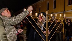Στο Κίεβο, «ιερέας» της OCU άναψε μενορά κοντά στον ναό του