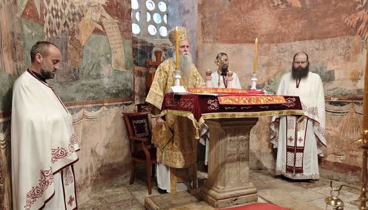 Митрополит Іоанникій за літургією в Печському монастирі. Фото: Orthodoxia News Agency