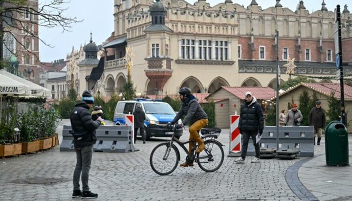 Бетонні бар'єри для захисту Різдвяного ярмарку в Кракові. Фото: Notes from Poland