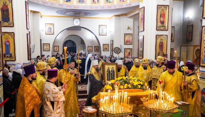 Ковчег з мощами преподобних Іова та Амфілохія Почаївських прибув до Хмельницького. Фото: Хмельницька єпархія