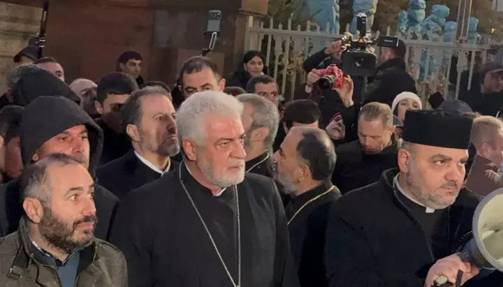 Священнослужителі Вірменської апостольської церкви та парафіяни біля кафедрального собору Ечміадзіна в день інциденту. Фото: Sputnik Armenia