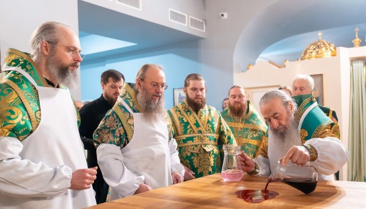 Блаженніший Митрополит Онуфрій звершує чин освячення храму на честь преподобного Николи Святоші. Фото: Інформаційно-просвітницький відділ УПЦ.