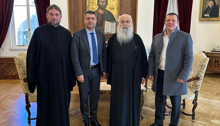 Συνάντηση του πρέσβη Νιζίνσκι και του κληρικού της OCU Ζούεφ με τον αρχιεπίσκοπο Κύπρου. Φωτογραφία: πρεσβεία της Ουκρανίας στην Κύπρο