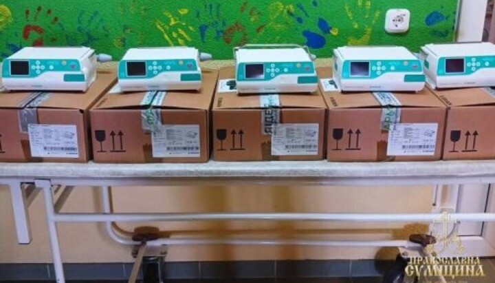 Donation to the Sumy Regional Hospital. Photo: Press Service of the UOC Sumy Eparchy