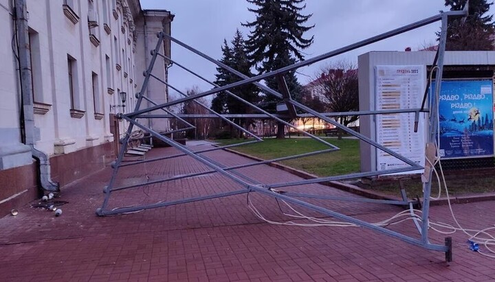 The fallen menorah in Chernihiv. Photo: ynetnews