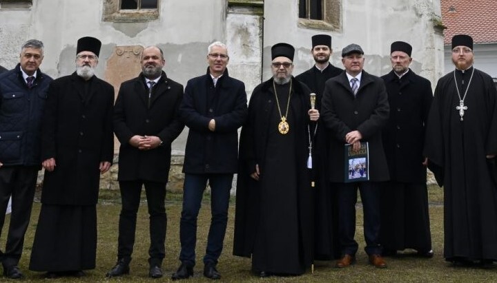 Metropolitan and clergy of the Buda Eparchy with government representatives at the Holy Dormition Monastery. December 22, 2025 Photo: the Buda Eparchy of the Serbian Church