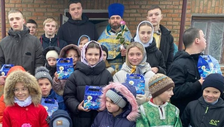 Настоятель храму в Івачкові протоієрей Віталій Харкевич з учнями недільної школи. 22 грудня 2025 р. Фото: пресслужба Рівненської єпархії