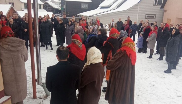 Прихожане ПЦУ под церковью св. апостолов Петра и Павла в Космаче 25 декабря 2025 г. Фото: Cуспільне