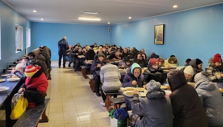 Τραπεζαρία για τους απόρους στον ναό του προφήτη Ηλία στο Σούμι. Φωτογραφία: γραφείο τύπου της επαρχίας Σούμι της Ουκρανικής Ορθόδοξης Εκκλησίας