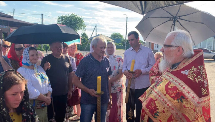 Οι πιστοί της Ουκρανικής Ορθόδοξης Εκκλησίας προσεύχονται κοντά στον κατειλημμένο ναό στην Κορσούν. Φωτογραφία: СПЖ στην Αμερική