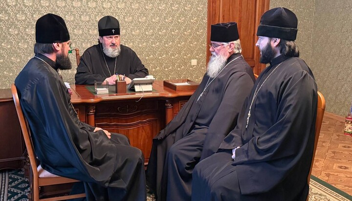 Συνάντηση του Μητροπολίτη Χερσώνος και Ταυρίδος Ιωάννη με τους εφημέριους των ναών της πόλης Χερσώνας. Φωτογραφία: Επισκοπή Χερσώνος