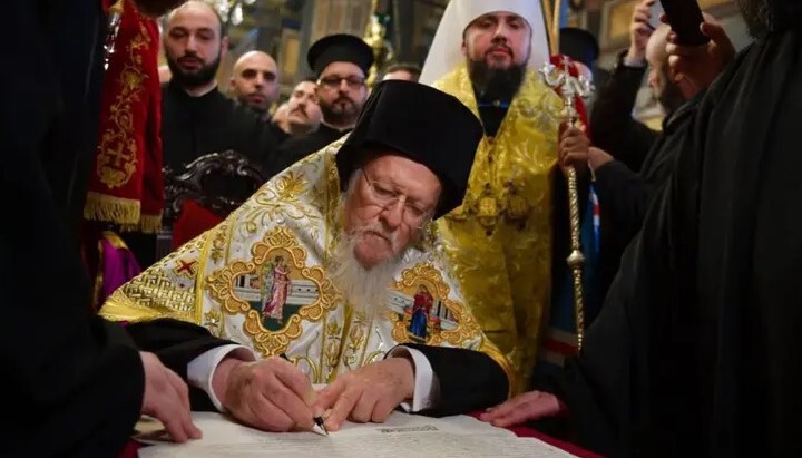 Patriarch Bartholomew signing the Tomos on January 5, 2019. Photo: BBC