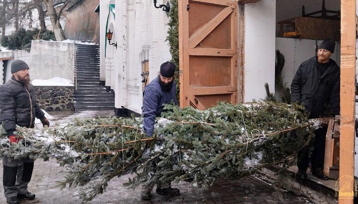 Bukovynian volunteers delivered food and Christmas trees to the Sviatohirsk Lavra. Photo: Chernivtsi Eparchy