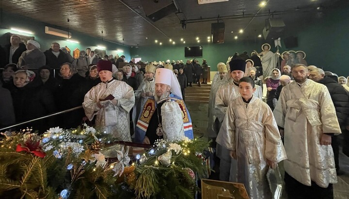 Різдвяна служба громади УПЦ у тимчасовому храмі Володимира. Фото: Володимир-Волинської єпархії