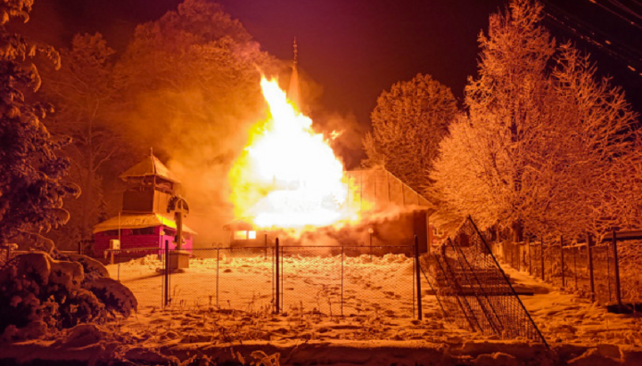 Пожежа знищила унікальний храм святого Архангела Михаїла. Фото: ДСНС Закарпаття