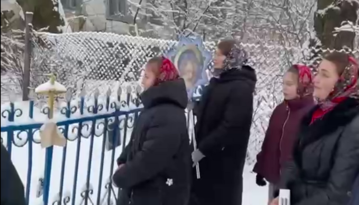 Віруючі Вознесенського приходу УПЦ в Бугрині біля воріт свого храму. Фото: скрін відео Рівненської єпархії