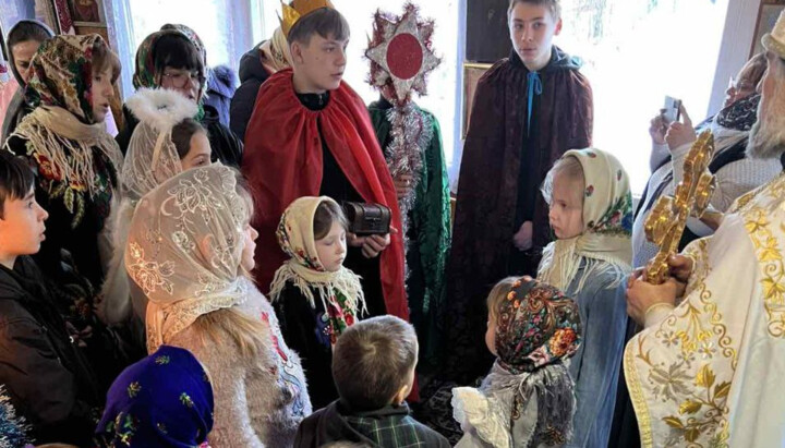 Верующие УПЦ в селе Круты встретили Рождество вне стен своего храма. Фото: Нежинская епархия