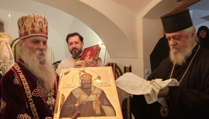 Μεταφορά της Εικόνας του Αγίου Δοσίθεου του Ζάγκρεμπ κατά τη διάρκεια λειτουργίας στη Μονή της Αγίας Πέτκας στο Ζάγκρεμπ της Κροατίας. Φωτογραφία: Γραφείο Τύπου του Σερβικού Πατριαρχείου Η μεταφορά του λειψάνου έχει ιδιαίτερη σημασία