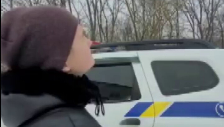 Владелица православной гимназии Екатерина Дегтяренко общается с полицией. Фото: скриншот видео Дозор