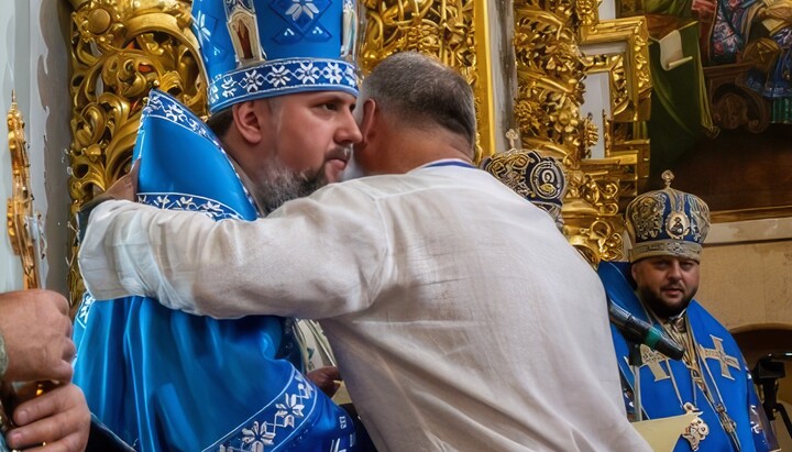 Думенко обіймається з Остапенком. Фото: ПЦУ