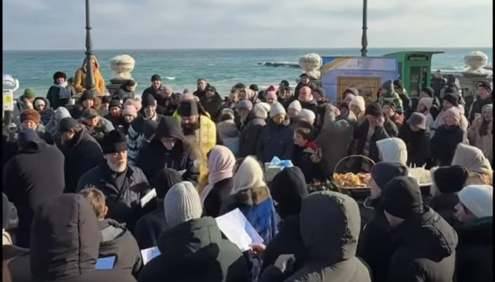 Κληρικοί της Επαρχίας Οδησσού αγιάζουν τα νερά της Μαύρης Θάλασσας. Φωτογραφία: Στιγμιότυπο βίντεο της δημοσιογραφικής υπηρεσίας της επαρχίας